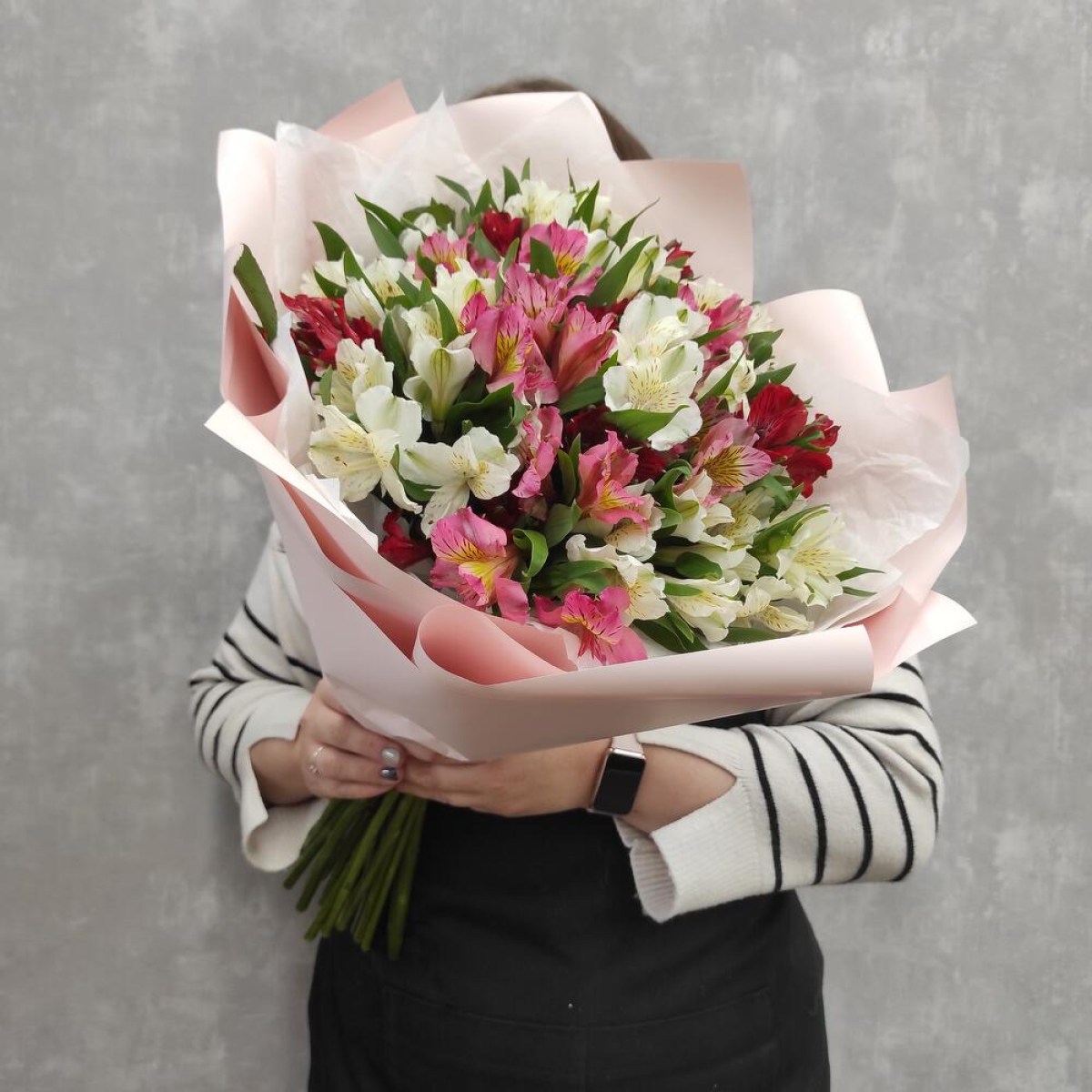 Яркий букет из альстромерий